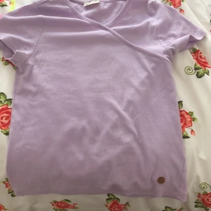 T-shirt  - Jättefin t-shirt säljer den för. För 50 kr men kan gå ner i priset om ni intresserade bara skriv privat