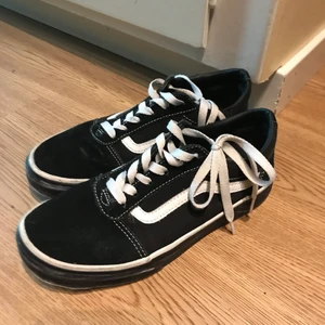 Vans  - Svarta vans med svart sula. Kommer tyvärr inte till användning. Storlek 36