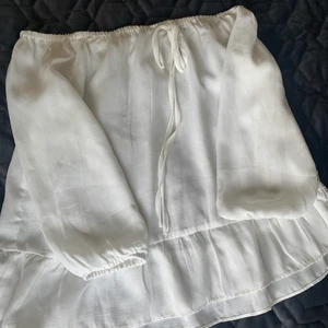 Blus -  säljer denna super fina blus. Använd ett par fåtal gånger ❤️jag vet tyvärr inte vart den är ifrån lappen är borttagen 