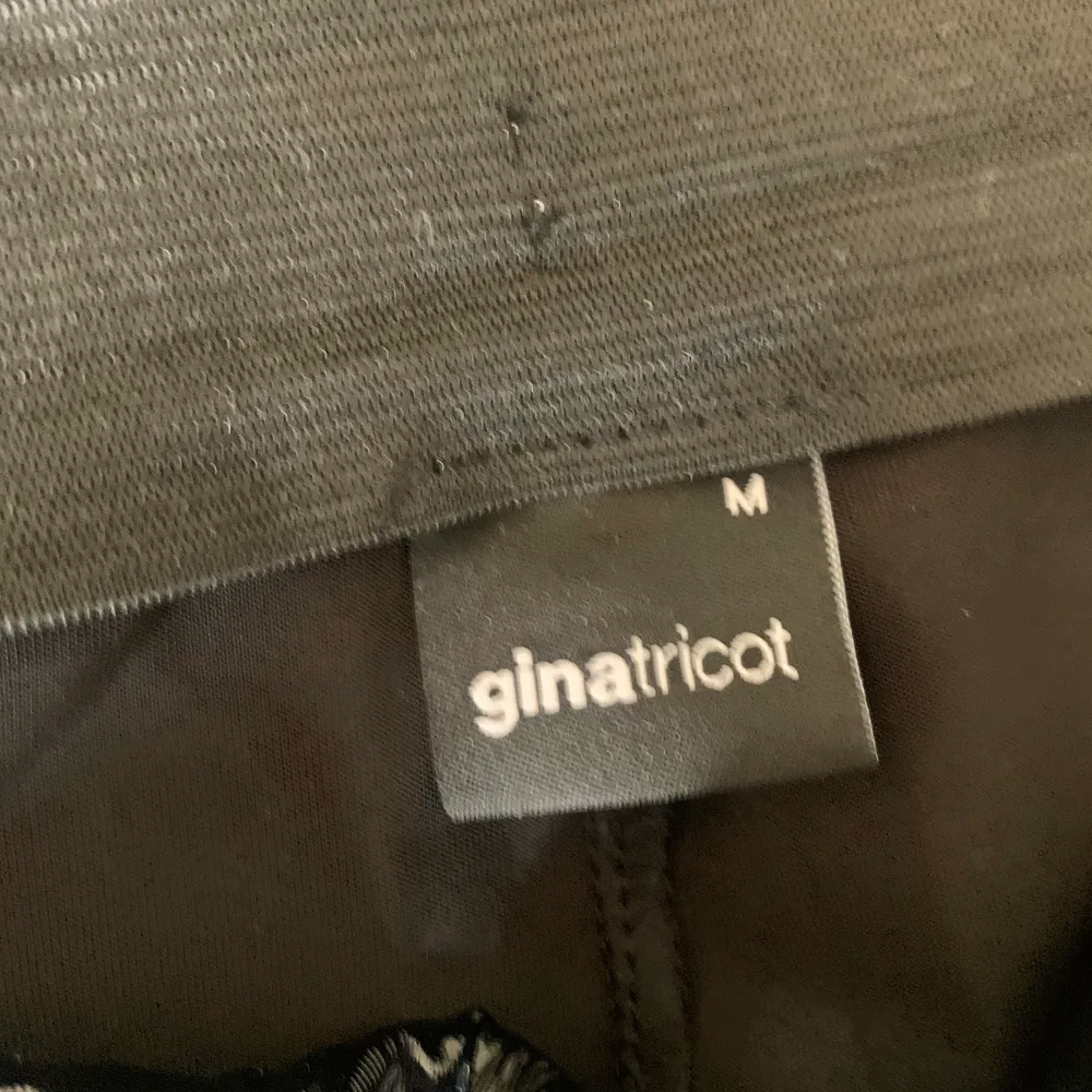  Säljer dessa lack byxor från Gina Tricot därför de är försmå för mig, aldrig använda💕. Jeans & Byxor.