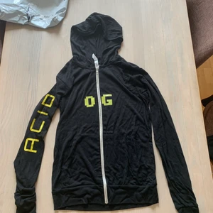 Tunn hoodie män ACID M  - Helt oanvänd. Luftig och tunn hoodie i storlek M med Acid på sidan av armen och smiley på ryggen. OG är slang för någon som är exceptionell/original/one of a kind. 