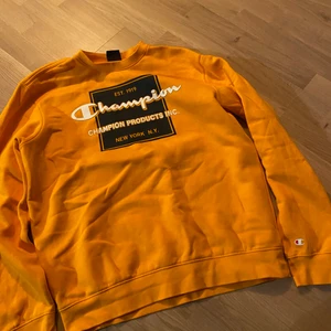 Champion tröja strl L - Gul/orange champion tröja i strl L. Använd fåtal gånger. Ser ut som ny