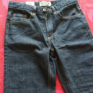 Jeans - Köpta på plick men tyvärr för små, strl M men skulle mer säga XS. Passformen är smal och benen är raka nedtill. Helt oanvända
