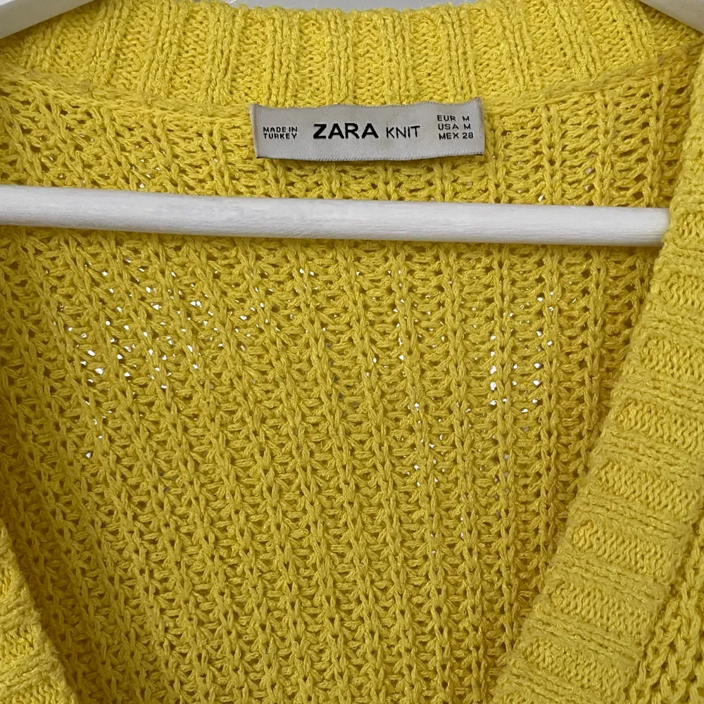 En oversized gul tröja från zara. V-ringas hals. . Stickat.