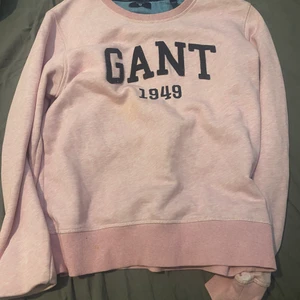 Gant Hoddie rosa  - Säljer min rosa Gant hoddie. Endaste använda någon gång. Det står inte någon storlek I den men det står 176 cm. Men jag skulle tippa på att den är i storlek S! Köparen står för frakten!