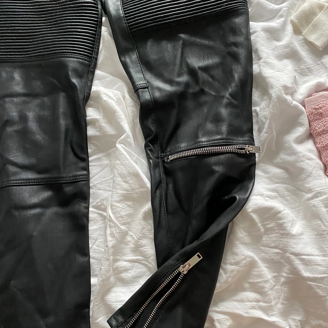 Läder/skinn liknade byxor från Zara - 90