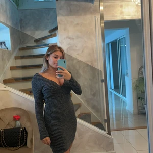 KLÄNING - Grå/svart klänning helt ny aldrig använd där alla lappar sitter kvar jätte bekväm klänning sitter perfekt på. Sitter lite tajt under brösten annars 10/10 