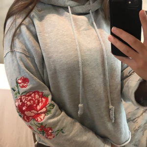 H&M blommig hoodie, strl M - Bra men använt skick, bredare/”boxig” stil 
