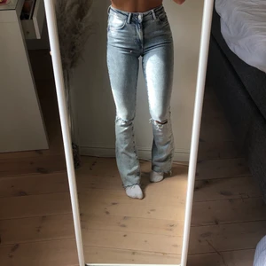 Bootcut jeans - Bikbok - Super stretchiga och sköna men är tyvärr för stora för mig. Är 163cm lång. Använda 1 gång. Nypris 