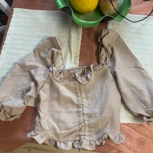 Strl S - Helt oanvänd tröja då den är väldigt liten på mig, skulle säga att den är mer i storlek Xs än S alltså väldigt liten i storlek. Den går att knyta upp kortare och har dragkedja på ena sidan så den är enklare att få på sig! Köpte den för 169kr