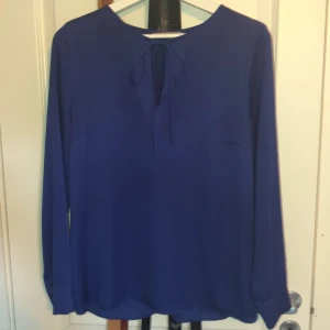 Blus - Blus med ärm m klädda knappar! 