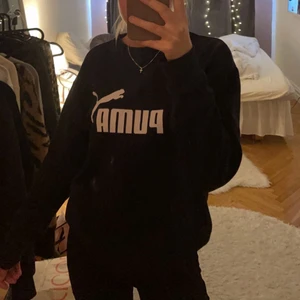 Puma tröja - Jättebra skick, man kan träna i den elr ha den för de är snyggt🖤