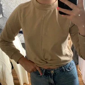 Beige Tröja - Fin beige tröja i bra skick. Storlek XS. Betala gärna med swish och möt helst upp i Linköping. ENDAST SERIÖSA KÖPARE!!