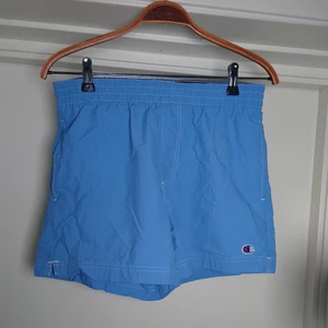 Badshorts champion - Ett par ljusblå badshorts från Champion. Står att de är storlek M men tycker de är mindre, mer som S🍀
