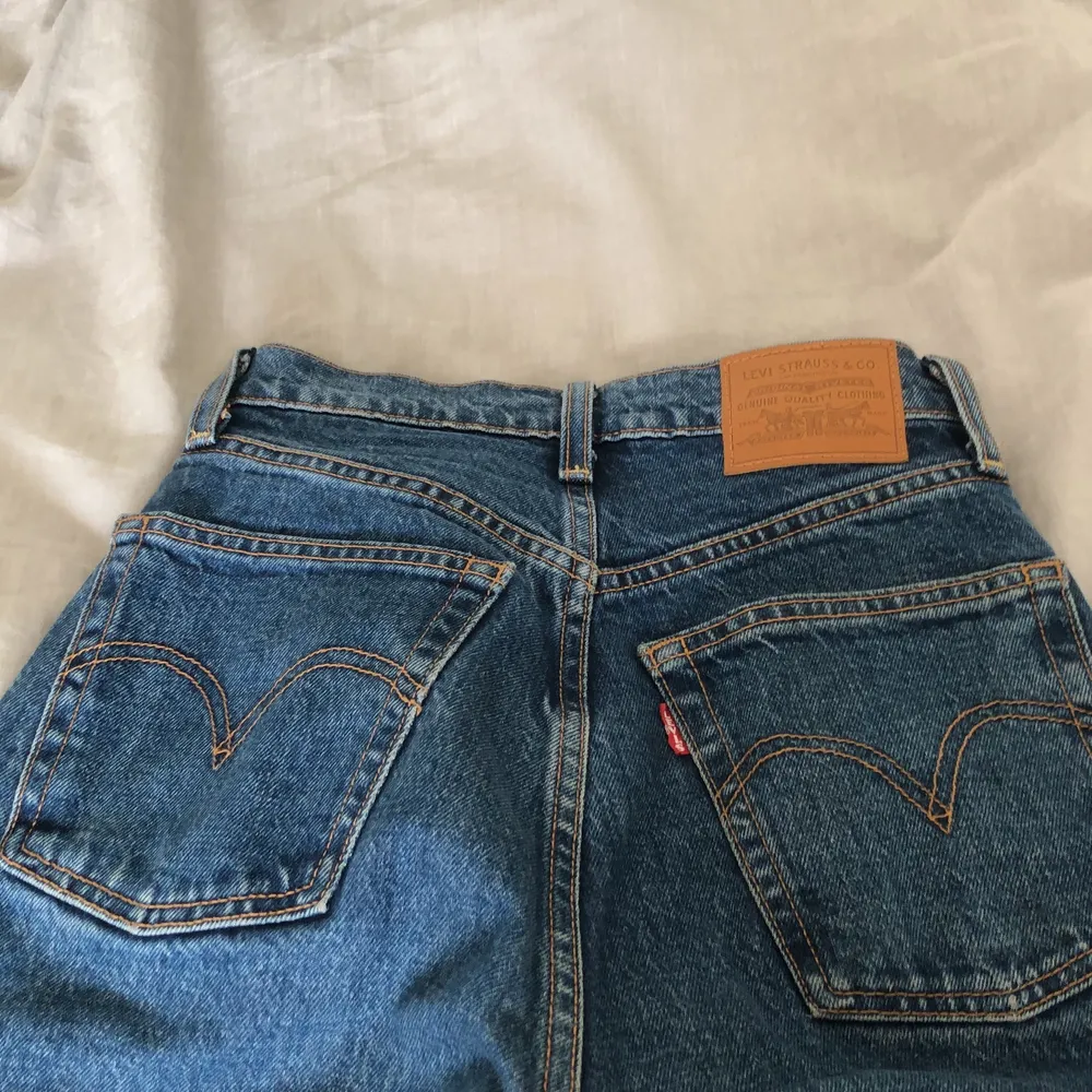 Mörkblåa levis jeans i modellen ribcage straight, stprlek 25. Skriv privat för fler bilder och frågor 💞💞 pris, 200kr+frakt. Jeans & Byxor.