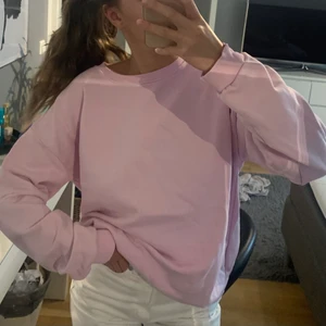 Tröja  - Säljer denna superfina sweatshirt i en sjukt fin rosa färg😍😍 knappt använd och säljs då den inte kommer till användning🥰