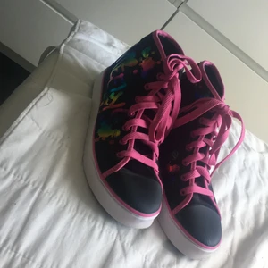 Skor me hjul  - Snygga rosa svarta skor. 