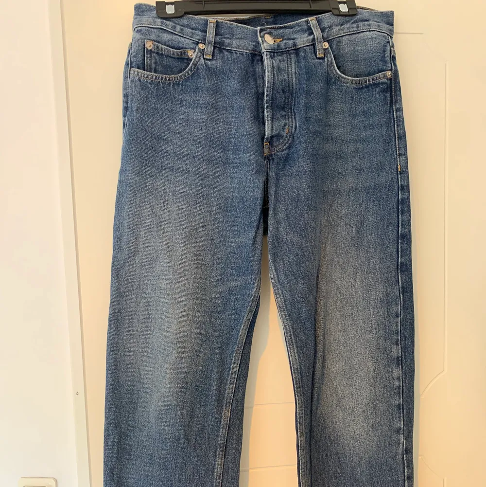 Junkyards Sweet SKTBS mörkblåa jeans i storlek 30. Ganska urtvättade. Frakt kan ingå ifall plagget säljs för priset som är nämnt nedan! Passformen är ganska lös. Ord pris. 600kr😊. Jeans & Byxor.
