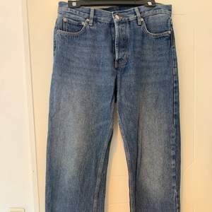 Junkyards Sweet SKTBS mörkblåa jeans i storlek 30. Ganska urtvättade. Frakt kan ingå ifall plagget säljs för priset som är nämnt nedan! Passformen är ganska lös. Ord pris. 600kr😊