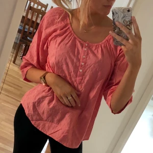 Rosa topp med knappar - Rosa topp från isolde. Storlek Medium.