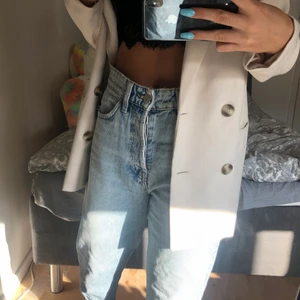 Jeans Zara - Jeans från zara i storlek 38 men passar också i en större å mindre storlek. Säljer pga kommer inte till användning. Nypris: 399