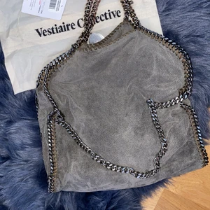 Stella McCartney  - Stella McCartney väska äkta från Vestiaire collective i den gråa färgen och mellan modellen❤️‍🔥 flitigt använt så inte det bästa skicket på kedjorna etc. Därför lägre pris 😋😋 äktehetsbevis från Vestiaire collective där den är köpt 