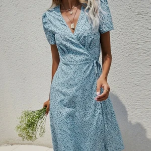 Klänning - Superfin klänning från Shein som aldrig är använd. Färgen är mest rättvis på första bilden! Frakt 36kr. (Nypris: 139kr)