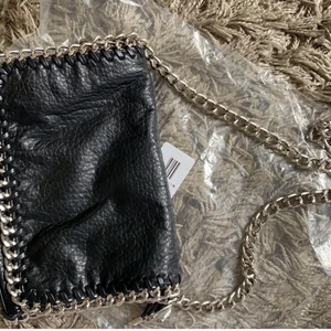 tiamo väska💕💕 - skit snygg tiamo väska!! storlek M. nypris 499kr!💕 rymmer mycket och har kedjeband