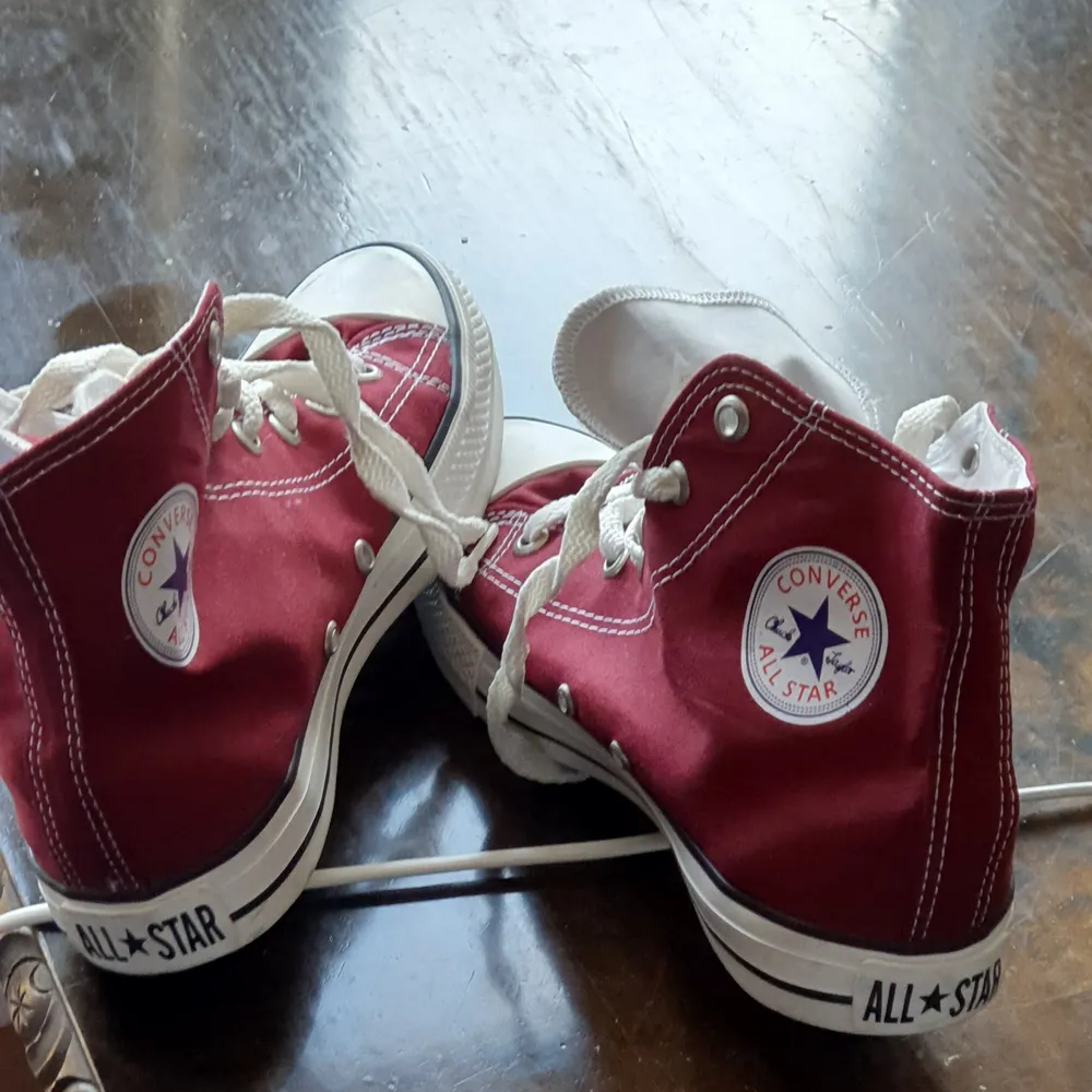 Säljer min vin röd( maroon) converse som är I mycket bra skick och passar stk 41_ 42 och till båda kön säljer de eftersom de passar inte. Jag fick dem från en vän som köpte dem i England och användade 4 gånger.De hehöver bara att tvätten.Finns fler bilder och bud I kommenterna . Skor.