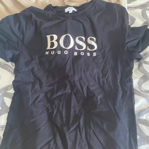 Tröja från hugo boss - En tröja jag inte använder pga för liten! Hoppas den passar bättre i din garderob!💋