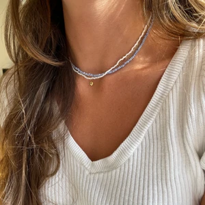 Blått&vitt halsband - Handgjort halsband av rocaillepärlor i blåvitrandigt. Passar till allt! Gjort på miyukis nylontråd (ej stretch). Förslutning bak i silverfärg med lås och tre ringöglor för justering. 🧚🏼‍♂️🧚🏼‍♂️🧚🏼‍♂️ Begränsat antal så först till kvarn! 
