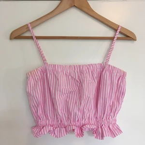 Den gulligaste toppen! - Den absolut sötaste toppen som förtjänar att användas! Köpt på plick, i väldigt fint skick 🌸 Skriv vid frågor! ❤️‍🔥❤️‍🔥 frakt tillkommer, samtfraktar gärna! 🌸🌞