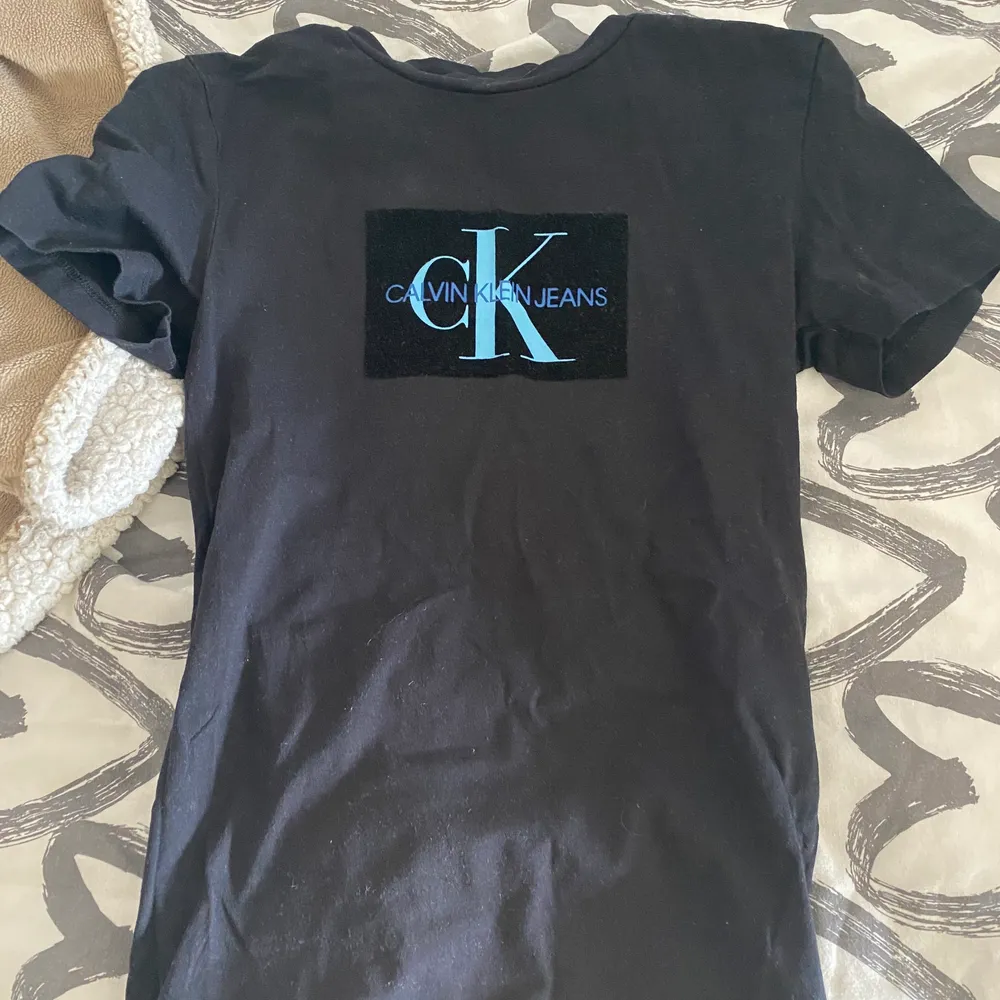 En tröja som jag inte använder längre från CK!. T-shirts.