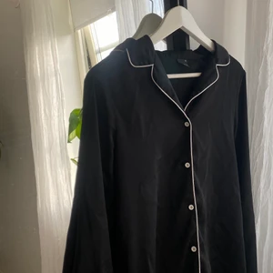 Skjorta - Finaste pyjamas skjortan i siden material, stl XS🖤 Köparen står för frakten!