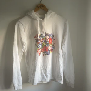 Nakd hoddie storlek s - Vita hoddie från ett år tillbaka. Knappt använd jättefin, och mysig. Storlek S, men passar M. Säljer på grund av ändrad stil. 