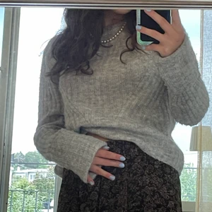 grå stickad tröja - SKITSNYGG grå stickad tröja och är som i nyskick :) från bikbok (om jag minns rätt lol) ❤️ passar xs ish beroende på hur man vill att den ska sitta :)