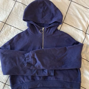 Huvtröja  - Mörkblå huvtröja från Divided