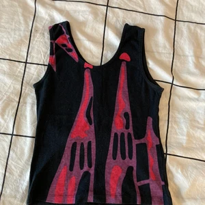 Linne - Retro topp från Barcelona vars märke och storlek är okänt eftersom lappen är borttagen. Skulle göra bedömningen att den passar storlek S