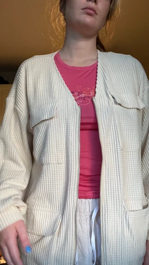 Beige skjorta - Lång beige skjorta med fungerande fickor! Skönt, varmt material. Oversized