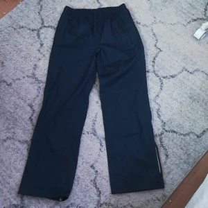 Överdrags byxor strl 153/164 - Passar som vanliga byxor om man vill ha de till det också såklart! Jag säljer de eftersom de blivit för stora för mig och de har onte kommit till användning! 