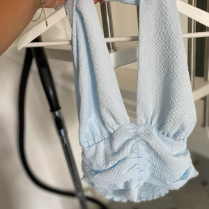 Ginatricot topp - Väldigt fin ginatricot topp passar till allt och väldigt skön i med att den är så luftig 💓 storlek 42 passar en 40/38 också 