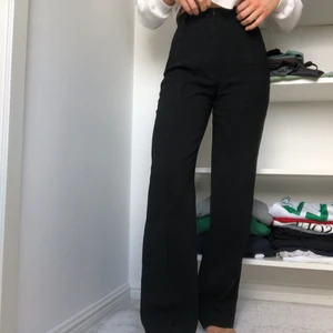 Zara full length - Säljer mina kostymbyxor från zara då passformen inte riktigt va det jag sökte. Kontakta mig vid frågor 🥰🥰 Köparen står för frakt