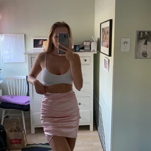 Rosa kjol - Helt oanvänd rosa kjol ifrån NA-KD, de är ifrån en kollektion dem gjorde med Hoss. Tänkte ha den på ett punk party men valde en annan outfit så denna har helt enkelt bara legat i min garderob💗💗  Storlek: XS Pris:149