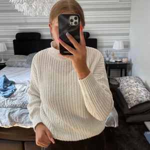 Stickad tröja - Säljer denna snygga vita stickade tröjan. Den är i storlek M. Den är knappt använd och är perfekt till hösten/vintern. Vet inte vad nypriset var men mitt pris är 25kr. Köparen står för frakten💕