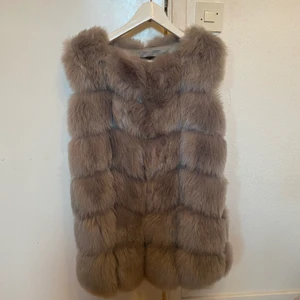 Lång Faux fur väst - Knappt använd faux fur väst i fin grå färg.