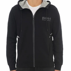 Hugo Boss Hoodie - Tjocktröjan från Hugo Boss i storl. M. Tröjan är i väldigt bra skick. Ordinarie pris 1399:-