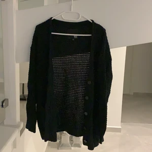 Svsrt cardigan - En svart cardigan med svarta knappar