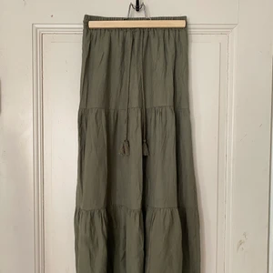 Lång kjol - perfekt till sensommaren, men kommer inte till användning💓 hör av dig för frågor eller bilder !