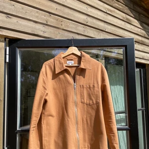 WEEKDAY OVERSHIRT - Tja, säljer en weekday overshirt i st Small. Endast använd 1 gång. För fler frågor kom pm. Mvh, Max.