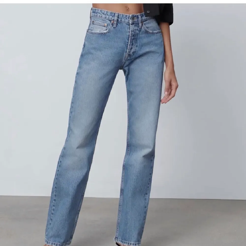 Selger disse fine populære och etertraktada jeansene i str 34! De er veldig snygge og fint brukt☺️ bud starter fra 300, kom privat om du har frågor 💚 fraktar endast.                                                            . Jeans & Byxor.